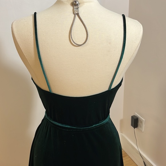 Dessy 1536 Emerald Velvet - Picture 3 of 4